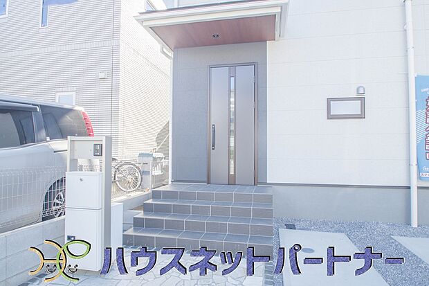 玄関の扉を開けると家族の待つお家。幸せを感じる瞬間です。