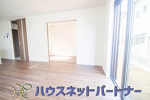 明るい日差し入るリビングは、お友達を招きパーティーが楽しめる広さですよ。