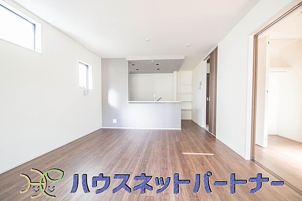 家族でくつろぐリビングは16帖。日当たりも良く、風通しも優れています。