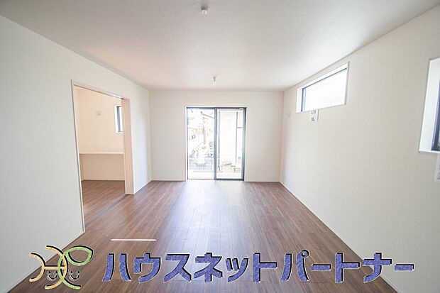 通風・採光に優れ、心地よい光と風が溢れています。 贅沢で豊かな居住性と、プライドを満たすクオリティが見事に調和した住空間。新築ならではの快適なひとときをご体感頂ける筈です。