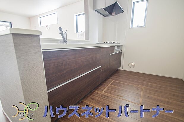 明るい自然光が入る作業スペースを多くとったキッチン採用。夫婦揃ってキッチンに立っても調理がしやすく、家事をしながら会話も弾みます。食器類もすっきりと片付く収納力。