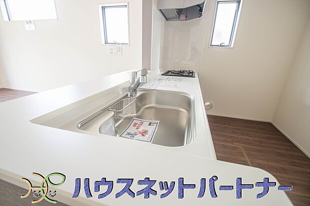 人工大理石のワークトップやシンクは、水を流しただけできれいになったように見えます。白いキッチンは明るく清潔感があり、とっても素敵です。