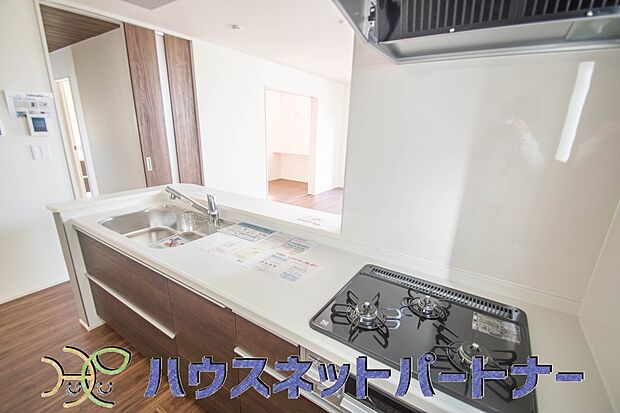 三口コンロで料理の幅を拡げてくれる使いやすいシステムキッチンを採用。洗い場も大きいので野菜や食器を洗ったりする際にも捗り、奥様の強い味方となってくれるはずです。