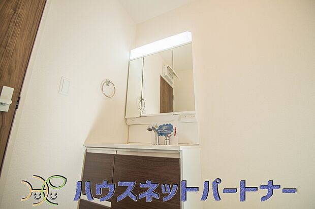 ミラーを手前に引けば、楽な姿勢で髭剃りやメイクができます。合わせ鏡にすればヘアスタイルのチェックもラクラク。洗面化粧台のミラー裏にはたっぷり入る収納スペースを設けています。