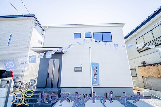 街に溶け合う美しい景観と、採光や風通しを考えて設計された間取り。近隣の視線を考え調整した窓位置など、外観だけでなく、住まうご家族の心地よさを最優先しました。