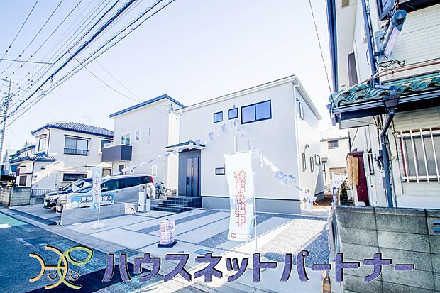 前面道路は6mあり広いので駐車も楽ちん。