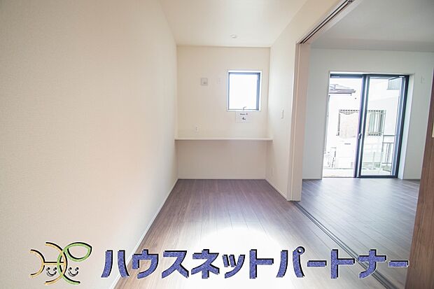 リビングのお隣の洋室は、ホームパーティーの時に開放して楽しい空間作りが出来ます。