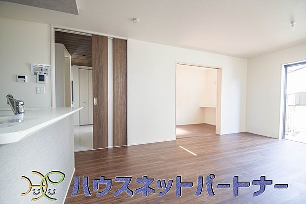 明るく開放的なダイニング。家族とのコミュニケーションが取りやすく、みんなの笑顔が溢れます