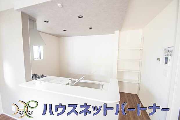 家族の様子を見ながらキッチンでお料理。一日の出来事を会話しながらの家事は嬉しいコミュニケーション。