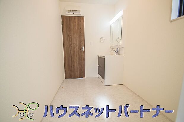 広い脱衣所、洗面台も大きなサイズを設置。建売では見ない広さと解放感。