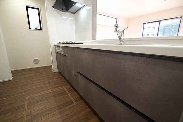 家族の様子を見ながらキッチンでお料理。一日の出来事を会話しながらの家事は嬉しいコミュニケーション。