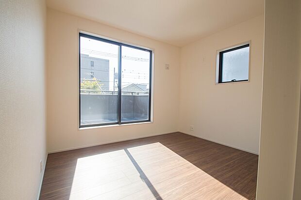 バルコニーに直接出入りできるお部屋です。ちょっと外の空気を吸いたい時や、ベランダでミニガーデニングなども楽しめそうです。