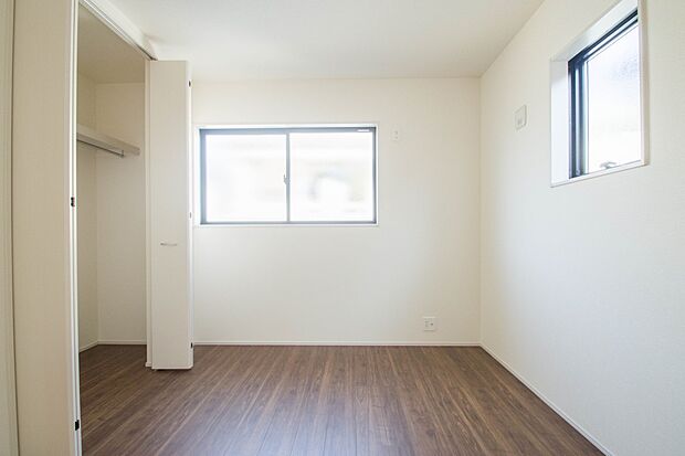 独立性を高めたお部屋。たっぷりの収納も配備しており、片付いた空間を現実出来そう。陽光も降り注ぐ明るく開放的な空間が魅力的。