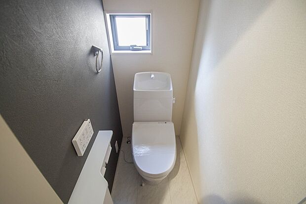 快適な生活を送るための必須アイテムとなった洗浄機能付トイレ。おしり洗浄、ビデ洗浄、暖房便座の3つの機能を標準装備しています。