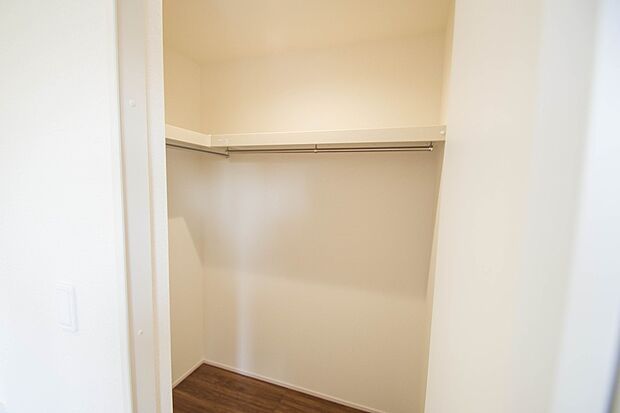 たくさんの洋服をかけてもシワになりにくいウォークインクローゼット。洋服以外にも、普段使わない家電やスーツケース、ストック品など何でも片付く嬉しい空間です。