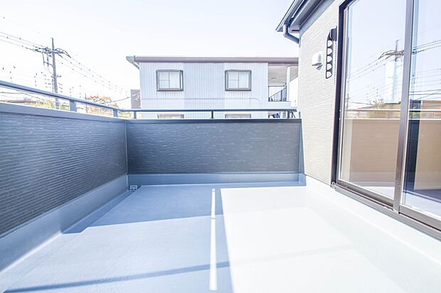 朝の澄んだ空気や、夕方に吹く清々しい風を五感で感じられるバルコニー。住まいの中で屋外にあって、本当の自然を感じられるスペースです。