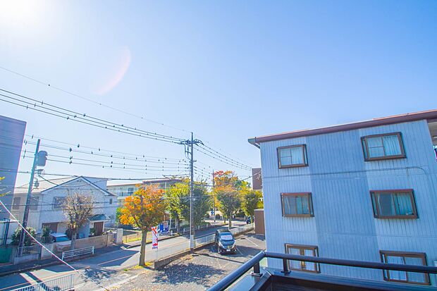 青い空が近くに感じるバルコニーは、爽やかな風をお部屋へ運んでくれます。