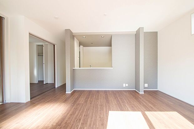 リビングは、食事スペースと寛げる場所設けてもまだ余裕の広さ。明るい光が照らしてくれます。