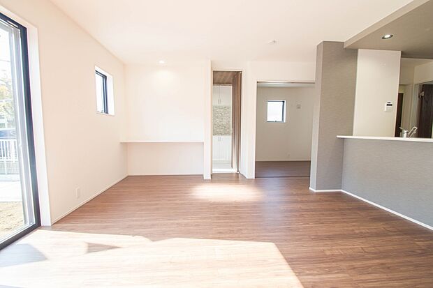 明るく開放的なダイニング。家族とのコミュニケーションが取りやすく、みんなの笑顔が溢れます