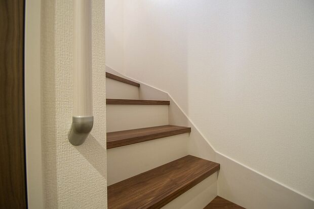 手すりがないと階段の昇り降りで危険なことはもちろん、壁に手をつきながら歩くことで壁紙が汚れやすくなります。すべての方に安心して昇り降りしていただくため、手すりを設置しました。