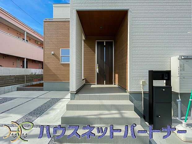 上質感漂う玄関へのアプローチ。居住者の帰り、訪れる方を優しく迎える・安らぎに満ちた生活空間を予感させる。健やかな暮らしを楽しめそう。