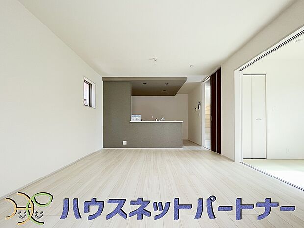 家族でくつろぐリビングは16帖。日当たりも良く、風通しも優れています。