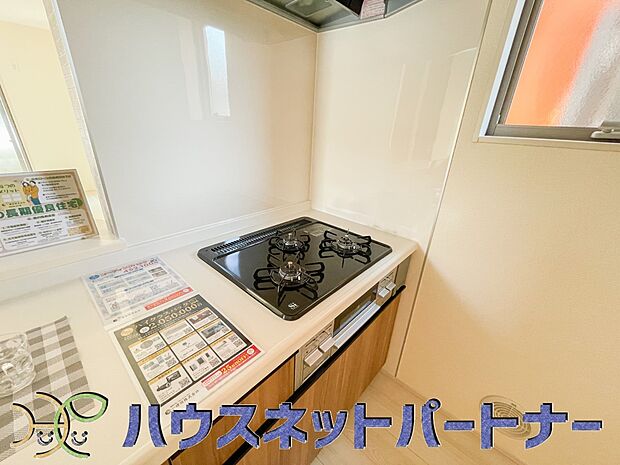 三口コンロで料理の幅を拡げてくれる使いやすいシステムキッチンを採用。洗い場も大きいので野菜や食器を洗ったりする際にも捗り、奥様の強い味方となってくれるはずです。