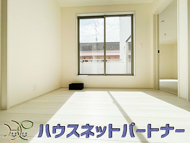 ベッドを置いて主寝室をイメージ。それでも広々してますね。