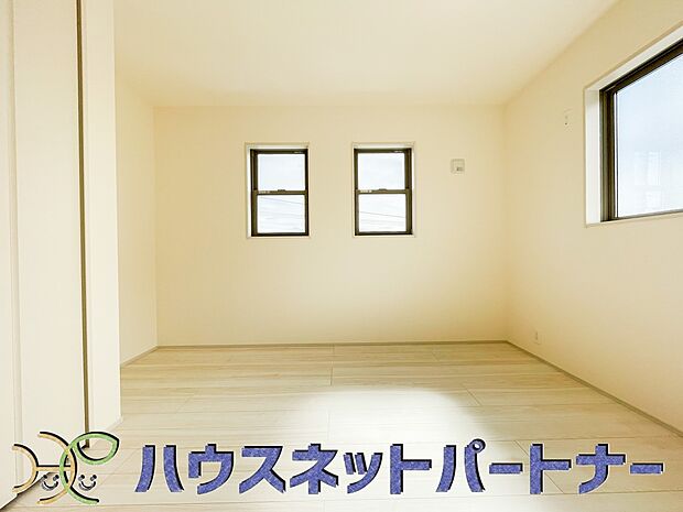 明るい窓のあるお部屋は子供部屋にぴったり。可愛い家具で素敵なお部屋に。