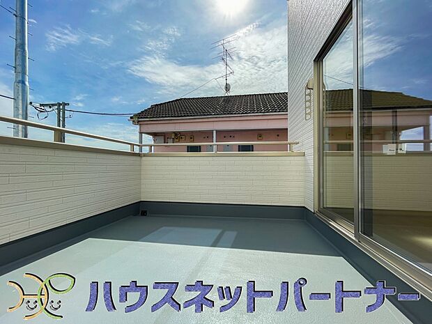 南バルコニーから差し込む陽光・通風は、住環境・快適性と共に有り続ける貴重な「財産」です。この新築戸建に住まう事で手に入れるものは、きっと日常にとっても貴重な存在となるはずです。