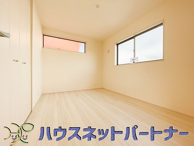 2面窓のある風通しの良いお部屋は心も体も元気にしてくれます。自分だけのお部屋作りを楽しんでみては。