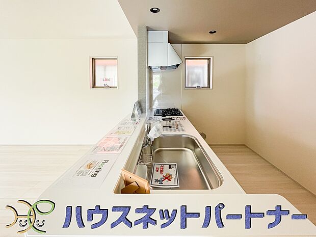 キッチンカウンターがあると配膳が楽なことがメリットの一つ。後片付けをするときも、ダイニングテーブルからあまり動かずに流し台へ運ぶことができるので便利です♪