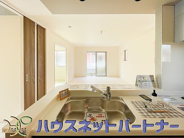 カウンターキッチンなら、リビングで遊ぶ子供の様子を見ながら料理ができるので安心です。料理を運んでもらったり、子供にお手伝いしてもらいやすいのもいいですね♪