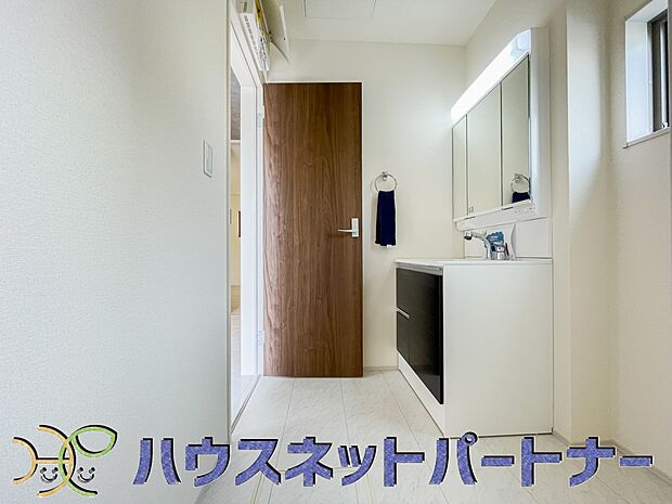 洗面室のある脱衣所は広々。脱いだお洋服をそのままお洗濯。