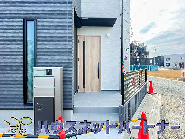 上質感漂う玄関へのアプローチ。居住者の帰り、訪れる方を優しく迎える・安らぎに満ちた生活空間を予感させる。健やかな暮らしを楽しめそう。