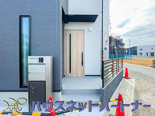 上質感漂う玄関へのアプローチ。居住者の帰り、訪れる方を優しく迎える・安らぎに満ちた生活空間を予感させる。健やかな暮らしを楽しめそう。