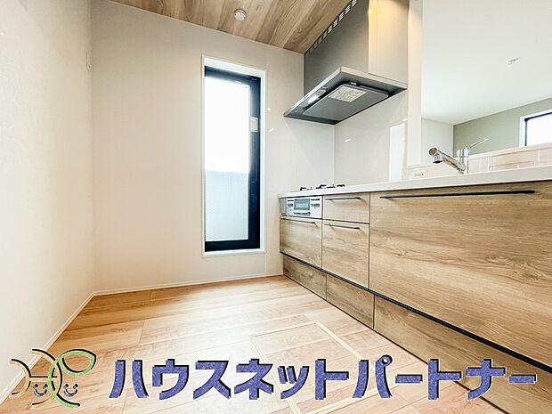 明るい自然光が入る作業スペースを多くとったキッチン採用。夫婦揃ってキッチンに立っても調理がしやすく、家事をしながら会話も弾みます。食器類もすっきりと片付く収納力。