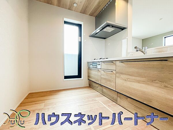 明るい自然光が入る作業スペースを多くとったキッチン採用。夫婦揃ってキッチンに立っても調理がしやすく、家事をしながら会話も弾みます。食器類もすっきりと片付く収納力。
