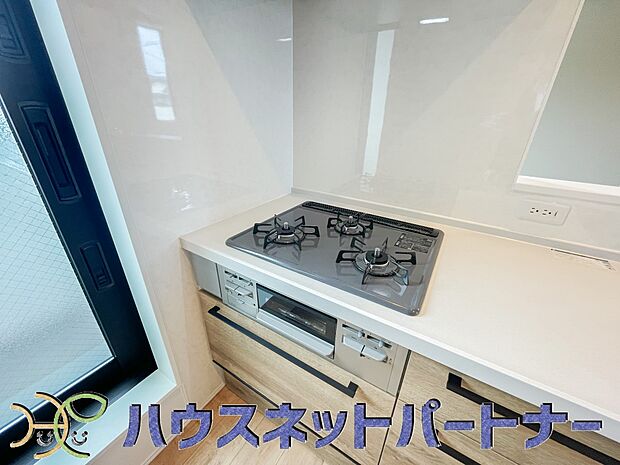 三口コンロで料理の幅を拡げてくれる使いやすいシステムキッチンを採用。洗い場も大きいので野菜や食器を洗ったりする際にも捗り、奥様の強い味方となってくれるはずです。