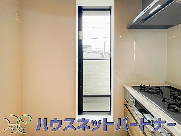 キッチンからバルコニーへ出入りが可能です。ゴミの一時保管が出来たり、外に繋がるようになるため風通しや換気が良くなり、暗くなりがちなキッチンは勝手口から差し込む光で明るくなります。