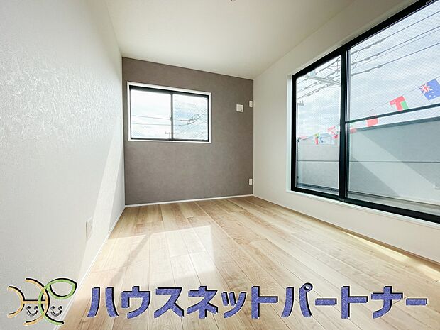 ベッドを置いて主寝室をイメージ。それでも広々してますね。