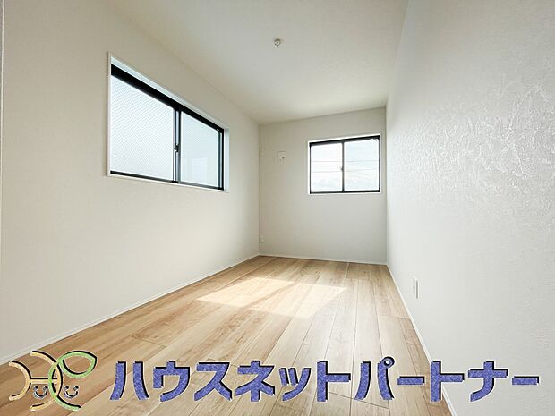 明るい窓のあるお部屋は子供部屋にぴったり。可愛い家具で素敵なお部屋に。