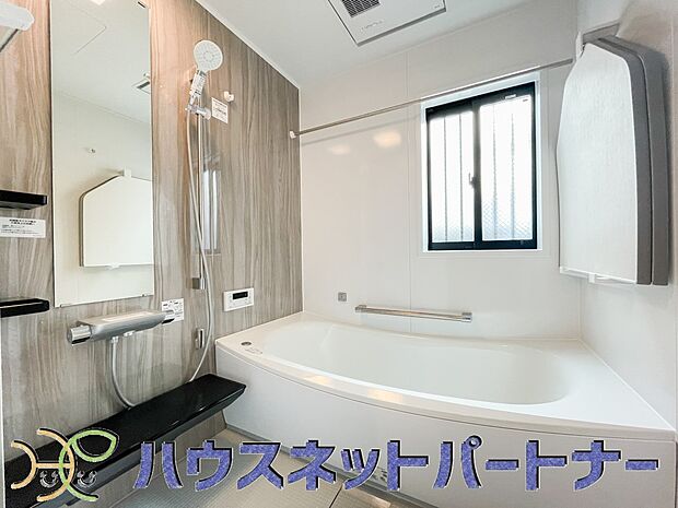 明るい作りの浴室は心も体もリフレッシュさせてくれます。窓もあるので湿気を外へ逃がすことも出来ます。