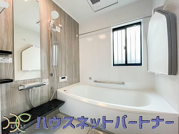 明るい作りの浴室は心も体もリフレッシュさせてくれます。窓もあるので湿気を外へ逃がすことも出来ます。