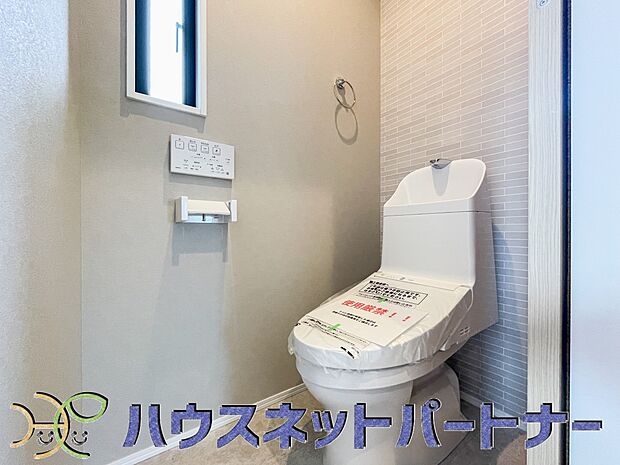 快適な生活を送るための必須アイテムとなった洗浄機能付トイレ。おしり洗浄、ビデ洗浄、暖房便座の3つの機能を標準装備しています。