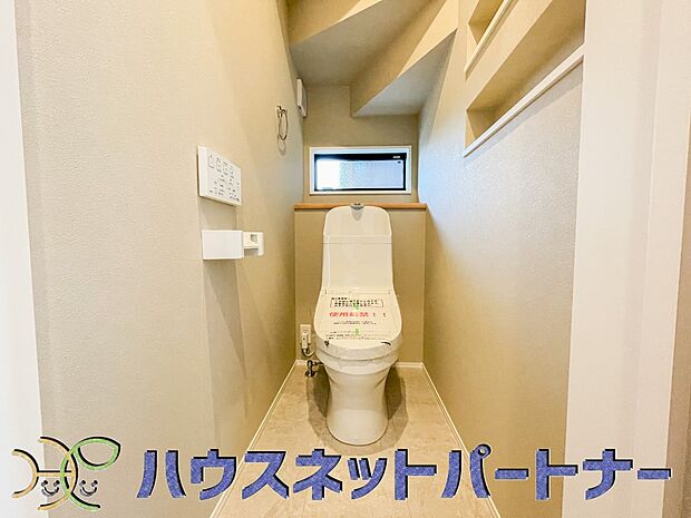 小窓を設置する事により明るく、通気性の良いトイレとなっております。中はゆとりのある大きさを確保しておりますので、ゆったりとお使い頂けます。