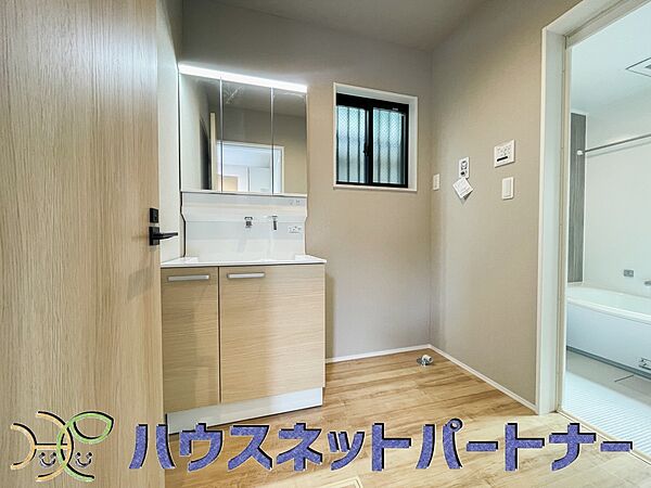 大きく見やすい三面鏡で清潔感ある洗面台は、身だしなみチェックや肌のお手入れに最適です。何かと物が増える場所だからこそ、スッキリと見映えの良い空間に拵えました。