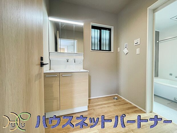 大きく見やすい三面鏡で清潔感ある洗面台は、身だしなみチェックや肌のお手入れに最適です。何かと物が増える場所だからこそ、スッキリと見映えの良い空間に拵えました。
