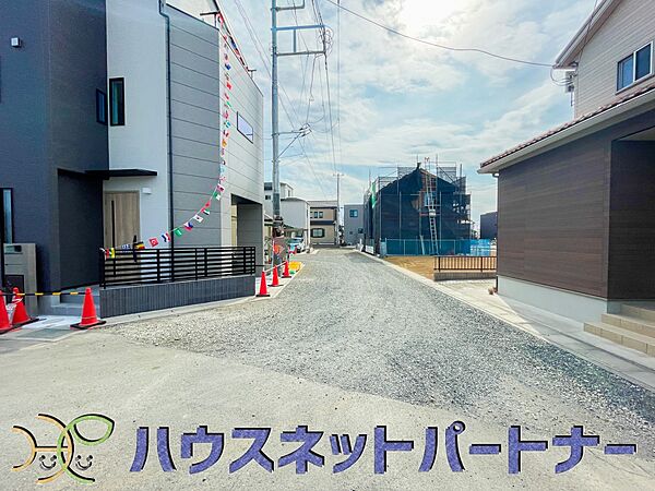 前面、公道6ｍにつき、お車を駐車するのも楽々。広い道路なのでお子様の通学も安心ですね。