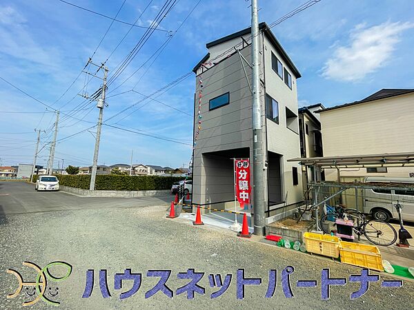 街に溶け合う美しい景観と、採光や風通しを考えて設計された間取り。近隣の視線を考え調整した窓位置など、外観だけでなく、住まうご家族の心地よさを最優先しました。